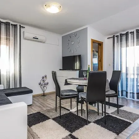 Apartment Nena *
