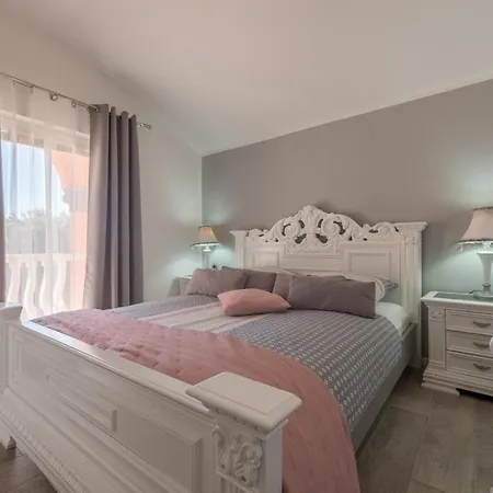 Nena Apartment Vir